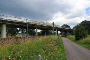 Brückenbauwerk der B77 über die Deutsche Bahn bei Busdorf – Ersatzneubauplanung in Zusammenarbeit mit ANWIKAR Consultants GmbH, Fokus auf langlebige Konstruktion und minimale Streckensperrungen.