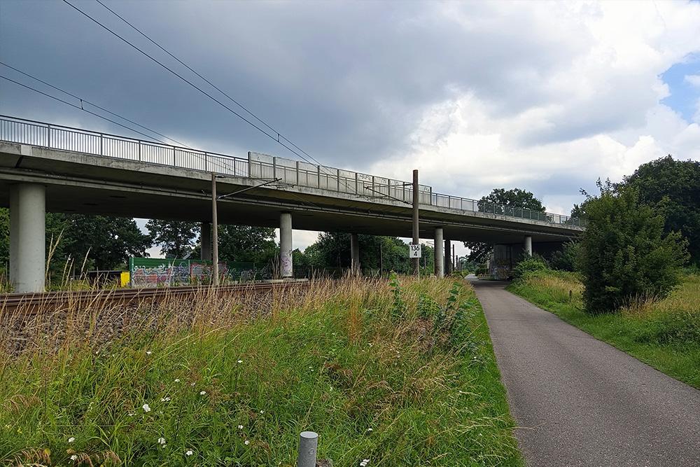 Brückenbauwerk der B77 über die Deutsche Bahn bei Busdorf – Ersatzneubauplanung in Zusammenarbeit mit ANWIKAR Consultants GmbH, Fokus auf langlebige Konstruktion und minimale Streckensperrungen.